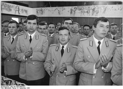 Bundesarchiv bild 183 1985 0906 031 berlin militarakademie absolventen empfang